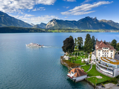 Das Parkhotel Gunten von oben mit einem Schiff der BLS Schifffahrt